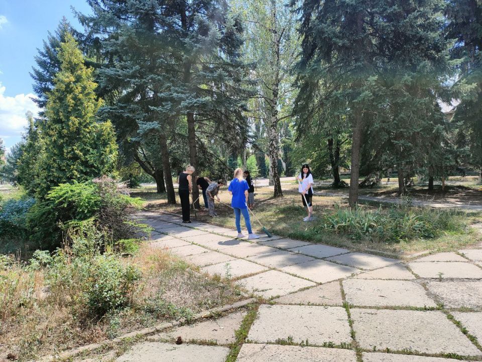 В Кировском внутригородском районе продолжаются субботники В Кировском внутригородском районе продолжаются субботники