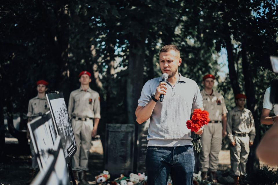 Помним и скорбим: в Донецке и Макеевке прошли акции памяти погибших детей Донбасса