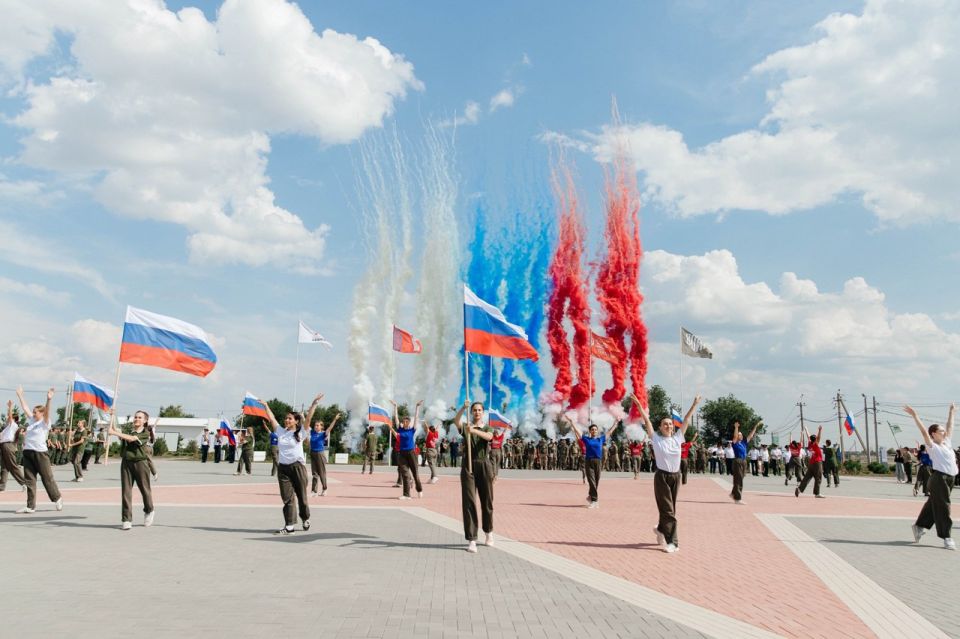 26 июля 2025 года в оборонно-спортивном лагере «Авангард» состоялось торжественное закрытие четвертой межрегиональной смены «Время юных героев», в которой принимали участие юные макеевчане