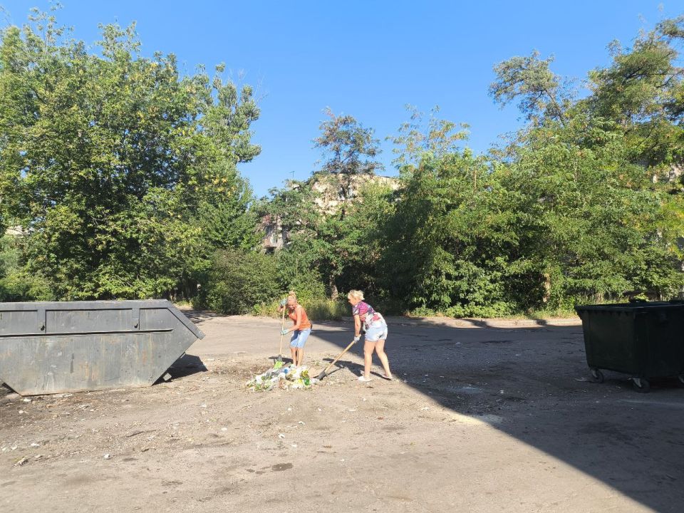 С целью приведения территории в надлежащее санитарное состояние силами МУП АГМ «Коммунальник-15» проведены работы по уборке мусора на контейнерной площадке на пересечении ул. Циолковского и ул. Жукова