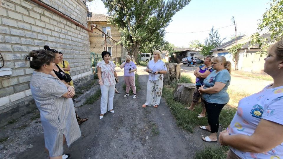 28 июля руководитель Управы Горняцкого внутригородского района Олеся Осатюк совместно с председателем Макеевского городского совета Валентиной Харлашкой провели встречу с жителями на подведомственной территории по адресу: г.... 28 июля руководитель Управы Горняцкого внутригородского района Олеся Осатюк совместно с председателем Макеевского городского совета Валентиной Харлашкой провели встречу с жителями на подведомственной территории по адресу: г....