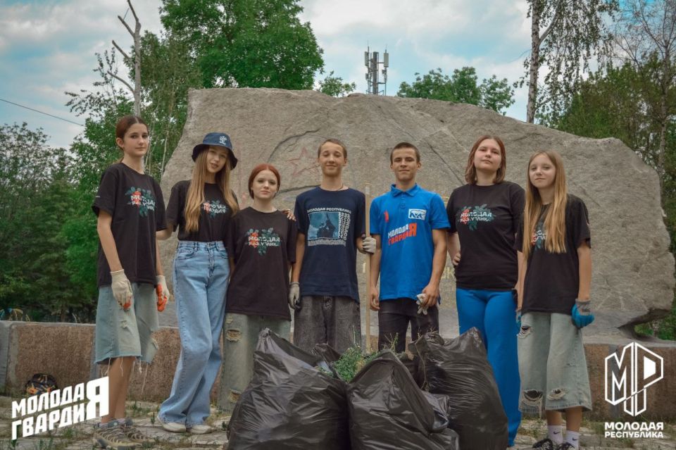 Молодёжка навела порядок в памятных местах Молодёжка навела порядок в памятных местах
