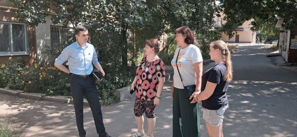 28 июля депутат Макеевского городского совета Сергей Зуев провел встречу с жителями в ГКДОУ «Детский-сад № 33 общеразвивающего вида городского округа Макеевка», а также по адресам: г. Макеевка, мкр. Комсомольский, д.3, а...