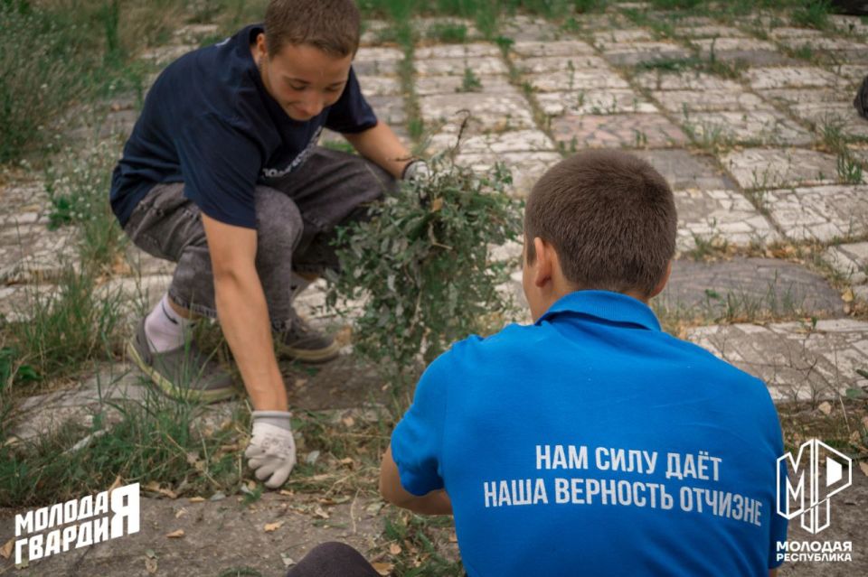 Молодёжка навела порядок в памятных местах Молодёжка навела порядок в памятных местах