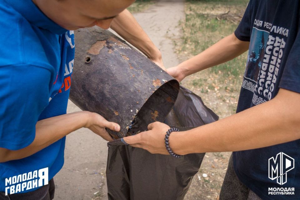 Молодёжка навела порядок в памятных местах Молодёжка навела порядок в памятных местах