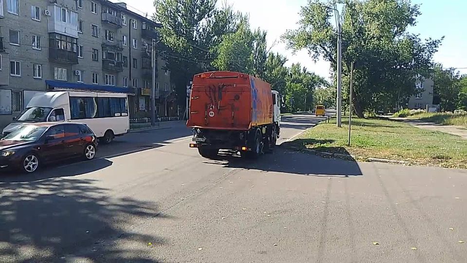 Сегодня, 29 июля, с целью приведения территории в надлежащее санитарное состояние силами МУП АГМ «Перспектива» проведены работы по механизированной уборке проезжей части автодороги по ул. Ленина