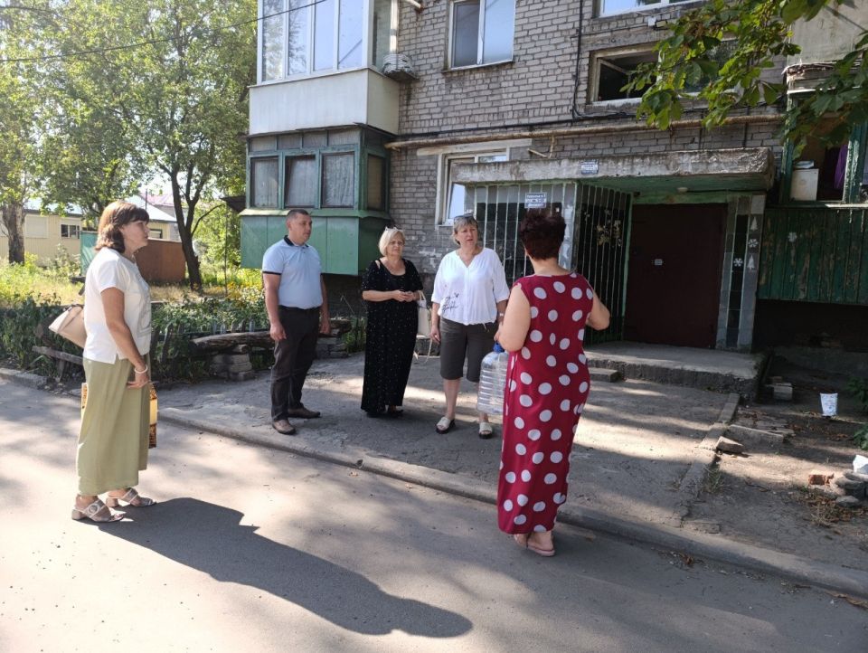 29 июля руководитель Управы Червоногвардейского внутригородского района Антон Гринзовский провел встречу с жителями жилого массива Восточный во дворе дома № 2 по улице Героев Сталинграда