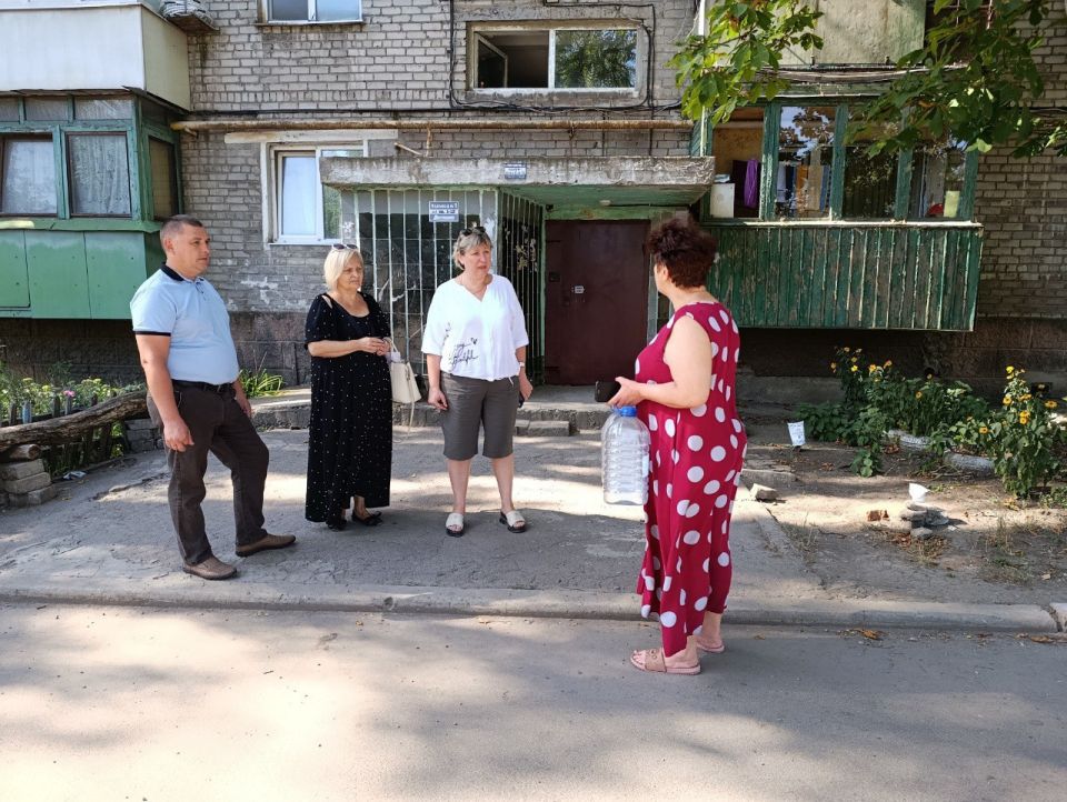 29 июля руководитель Управы Червоногвардейского внутригородского района Антон Гринзовский провел встречу с жителями жилого массива Восточный во дворе дома № 2 по улице Героев Сталинграда 29 июля руководитель Управы Червоногвардейского внутригородского района Антон Гринзовский провел встречу с жителями жилого массива Восточный во дворе дома № 2 по улице Героев Сталинграда