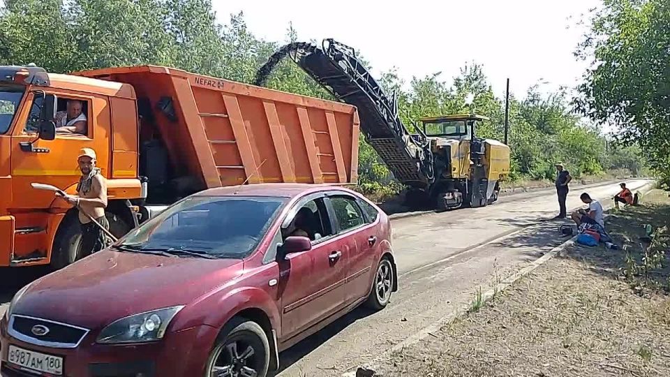 30 июля, подрядной организацией ведутся работы по ремонту асфальтового покрытия автодороги по ул. Литвинова на участке от ул. Шопена до ул. Матросова. Ведутся работы по фрезерованию старого асфальтового покрытия