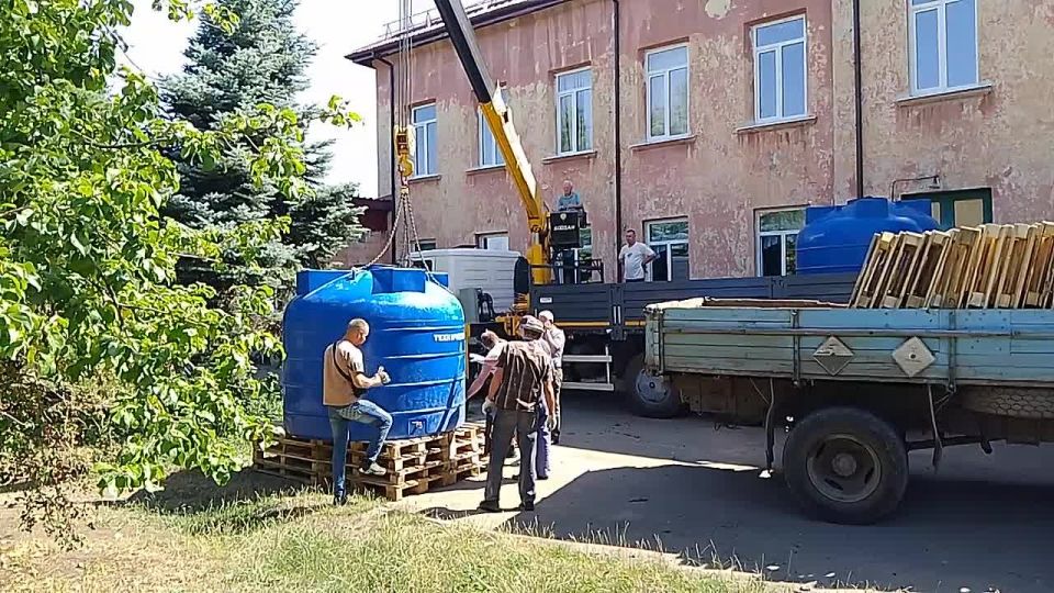 В Кировском внутригородском районе ведутся работы по установке ёмкостей для разбора воды