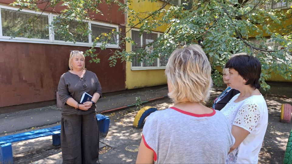 30 июля руководитель Управы Горняцкого внутригородского района Олеся Осатюк провела встречу с жителями на подведомственной территории по адресам: г. Макеевка, м-н Мирный 15, 81, м-н Мирный 70 30 июля руководитель Управы Горняцкого внутригородского района Олеся Осатюк провела встречу с жителями на подведомственной территории по адресам: г. Макеевка, м-н Мирный 15, 81, м-н Мирный 70