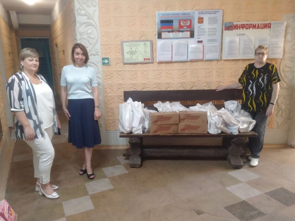 Сегодня, 30 июля, заместитель главы Администрации городского округа Макеевка, руководитель «Совета женщин города Макеевки» Ирина Сидякина при участии руководителя Благотворительного фонда «Сердце», члена партии Единая Россия... Сегодня, 30 июля, заместитель главы Администрации городского округа Макеевка, руководитель «Совета женщин города Макеевки» Ирина Сидякина при участии руководителя Благотворительного фонда «Сердце», члена партии Единая Россия...