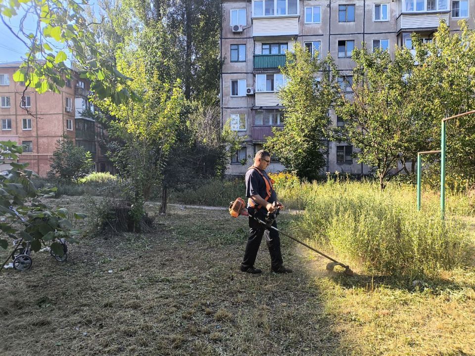 Сегодня, 31 июля, с целью приведения территории в надлежащее санитарное состояние силами МУП АГМ «Коммунальник-15» произведен покос травы на придомовой территории жилого дома № 6 на квартале Химик