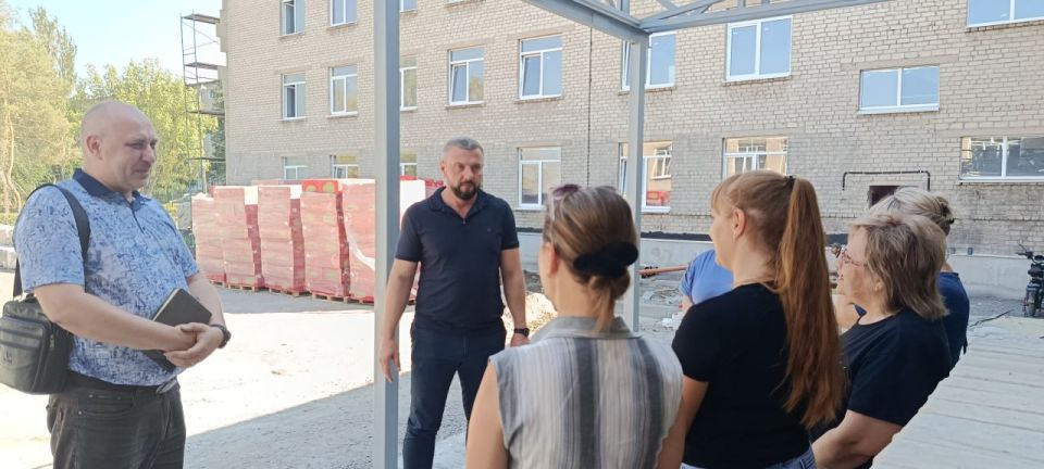 31 июля встречу с жителями провел спикер, индивидуальный предприниматель Алексей Боршош по адресам: жилой массив Ханженково-Северный возле ГБОУ «Средняя школа № 1 г.о. Макеевка», ул. XIII съезда ВЛКСМ, 18. Во встрече принял...