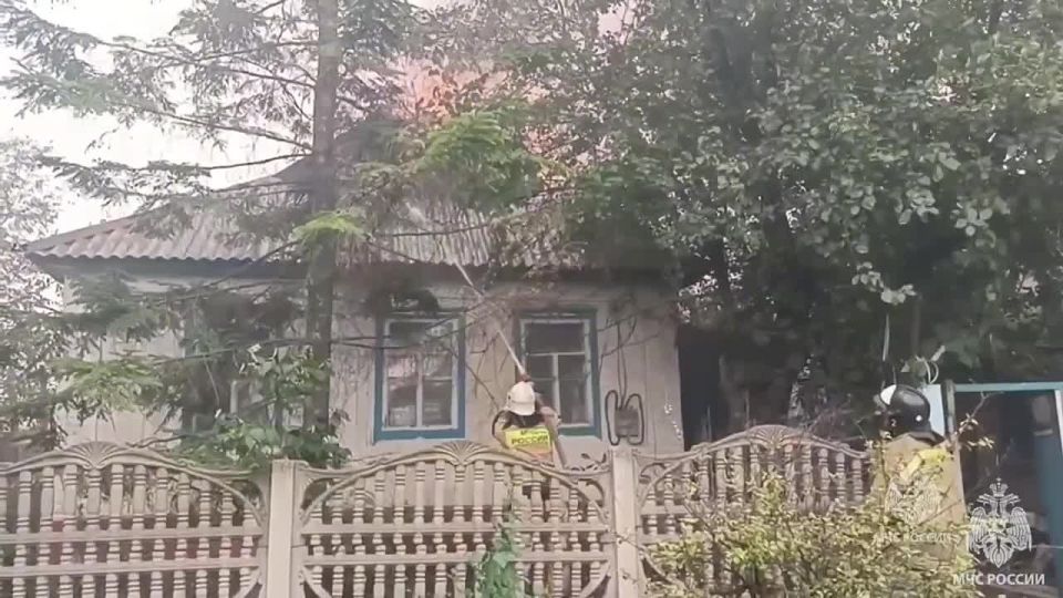 В ДНР пожарные МЧС России защищают от огня населенные пункты