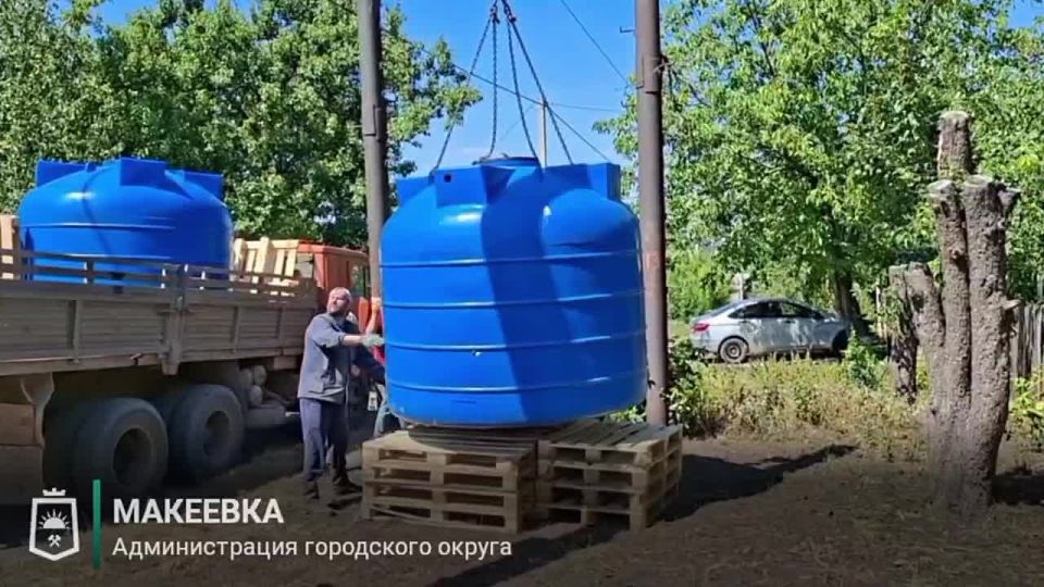 В Макеевке продолжаются работы по установке ёмкостей для разбора воды