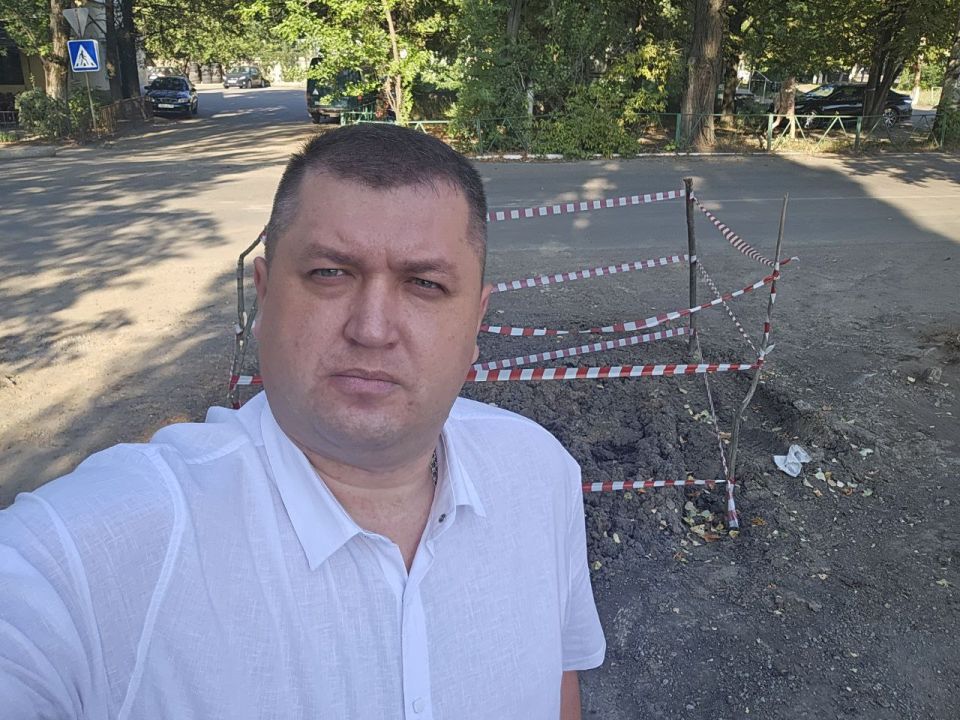 Председатель Комитета Народного Совета по природопользованию, экологии, недрам и природным ресурсам Сергей Михалев (фракция «Единая Россия») контролирует устранение порывов сетей водоснабжения в городе Шахтерск, на которые... Председатель Комитета Народного Совета по природопользованию, экологии, недрам и природным ресурсам Сергей Михалев (фракция «Единая Россия») контролирует устранение порывов сетей водоснабжения в городе Шахтерск, на которые...