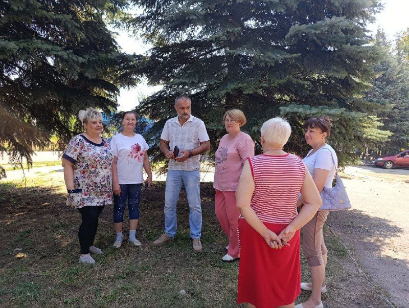 31 июля депутат Макеевского городского совета ДНР первого созыва Игорь Сепик провел встречу с жителями жилого массива Восточный во дворе дома № 12 по улице Ферганской