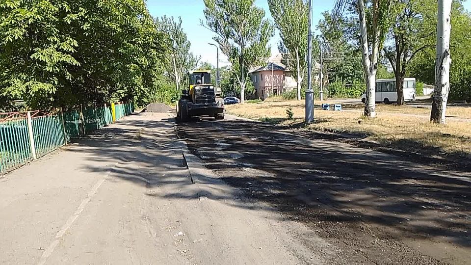 В качестве временной меры, для улучшения условий передвижения автотранспорта в Кировском внутригородском районе проводятся работы по отсыпке асфальтовой срезкой разрушенных участков асфальтового покрытия основных автодорог...