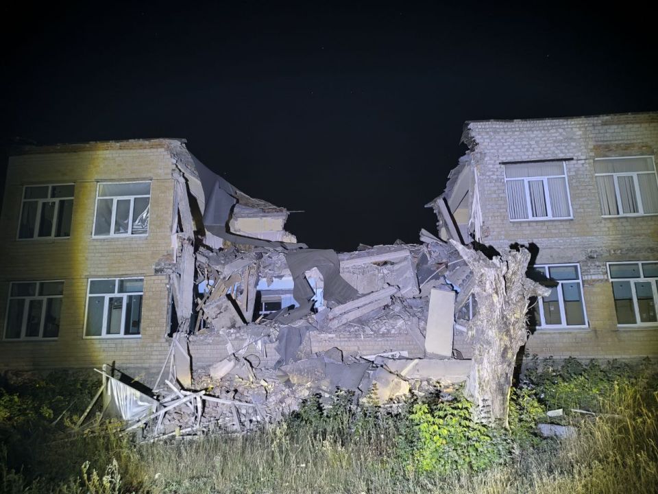 Глава администрации Макеевки Владислав Ключаров заявил, что обрушение части здания школы № 86 в Горняцком районе, произошедшее вечером 31 июля, могло быть результатом диверсии