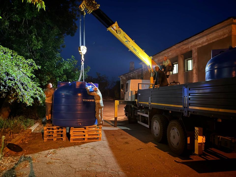 Установка емкости для разбора воды в пгт Красный Октябрь, возле бывшего ДК Установка емкости для разбора воды в пгт Красный Октябрь, возле бывшего ДК