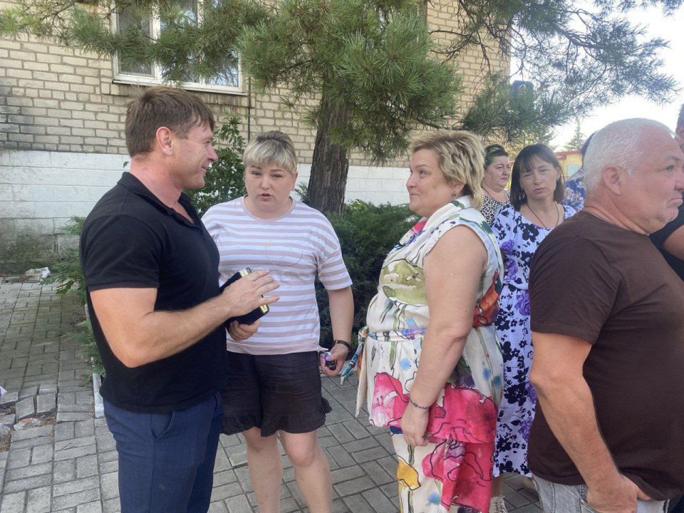 Наталья Бурцева приняла участие в сходе с жителями посёлка Ясиновка городского округа Макеевка Наталья Бурцева приняла участие в сходе с жителями посёлка Ясиновка городского округа Макеевка