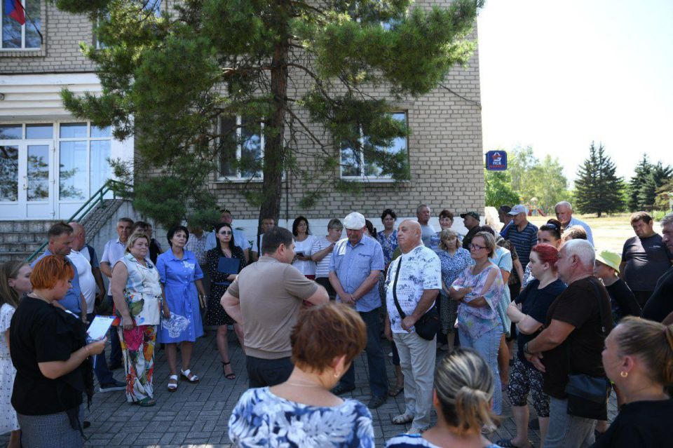 Наталья Бурцева приняла участие в сходе с жителями посёлка Ясиновка городского округа Макеевка Наталья Бурцева приняла участие в сходе с жителями посёлка Ясиновка городского округа Макеевка