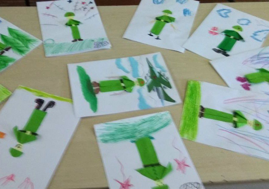 В городском центре культуры прошёл мастер-класс для детей «Бравые солдаты» по изготовлению поздравительных открыток ко Дню ВДВ В городском центре культуры прошёл мастер-класс для детей «Бравые солдаты» по изготовлению поздравительных открыток ко Дню ВДВ