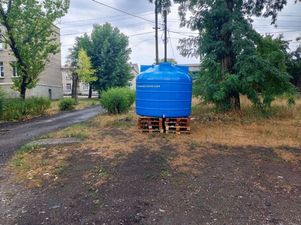 Сегодня, 3 августа с целью обеспечения населения водой в Червоногвардейском внутригородском районе города Макеевки продолжаются работы по установке ёмкостей для разбора технической воды по адресу: ул. Давыденко, 144 (возле... Сегодня, 3 августа с целью обеспечения населения водой в Червоногвардейском внутригородском районе города Макеевки продолжаются работы по установке ёмкостей для разбора технической воды по адресу: ул. Давыденко, 144 (возле...