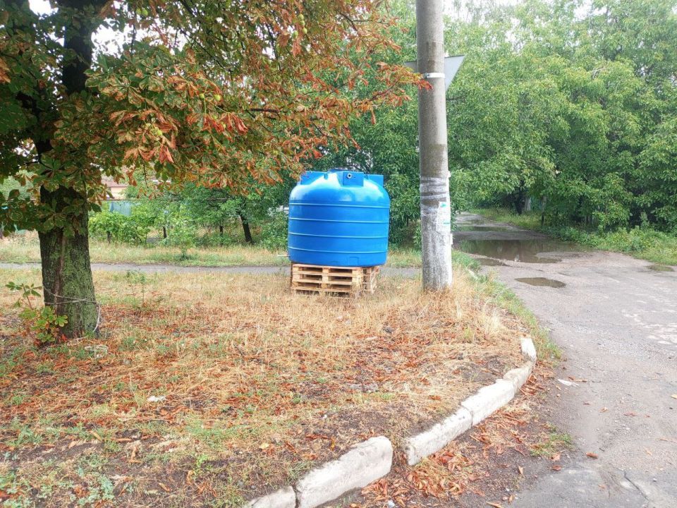 Сегодня, 3 августа с целью обеспечения населения водой в Червоногвардейском внутригородском районе города Макеевки продолжаются работы по установке ёмкостей для разбора технической воды по адресу: ул. Бабушкина, 33 Сегодня, 3 августа с целью обеспечения населения водой в Червоногвардейском внутригородском районе города Макеевки продолжаются работы по установке ёмкостей для разбора технической воды по адресу: ул. Бабушкина, 33