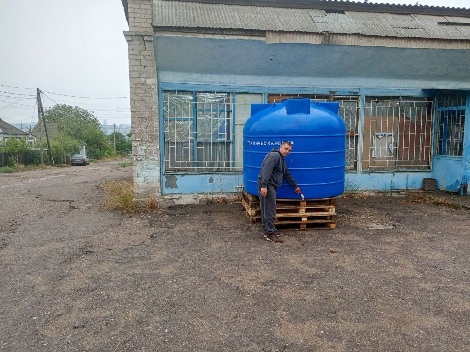 Сегодня, 3 августа с целью обеспечения населения водой в Червоногвардейском внутригородском районе города Макеевки продолжаются работы по установке ёмкостей для разбора технической воды по адресу: ул. Сигова ( возле магазина... Сегодня, 3 августа с целью обеспечения населения водой в Червоногвардейском внутригородском районе города Макеевки продолжаются работы по установке ёмкостей для разбора технической воды по адресу: ул. Сигова ( возле магазина...