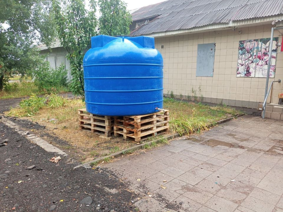 Сегодня, 3 августа с целью обеспечения населения водой в Червоногвардейском внутригородском районе города Макеевки продолжаются работы по установке ёмкостей для разбора технической воды по адресу: ул. Дальневосточная, 66 (... Сегодня, 3 августа с целью обеспечения населения водой в Червоногвардейском внутригородском районе города Макеевки продолжаются работы по установке ёмкостей для разбора технической воды по адресу: ул. Дальневосточная, 66 (...