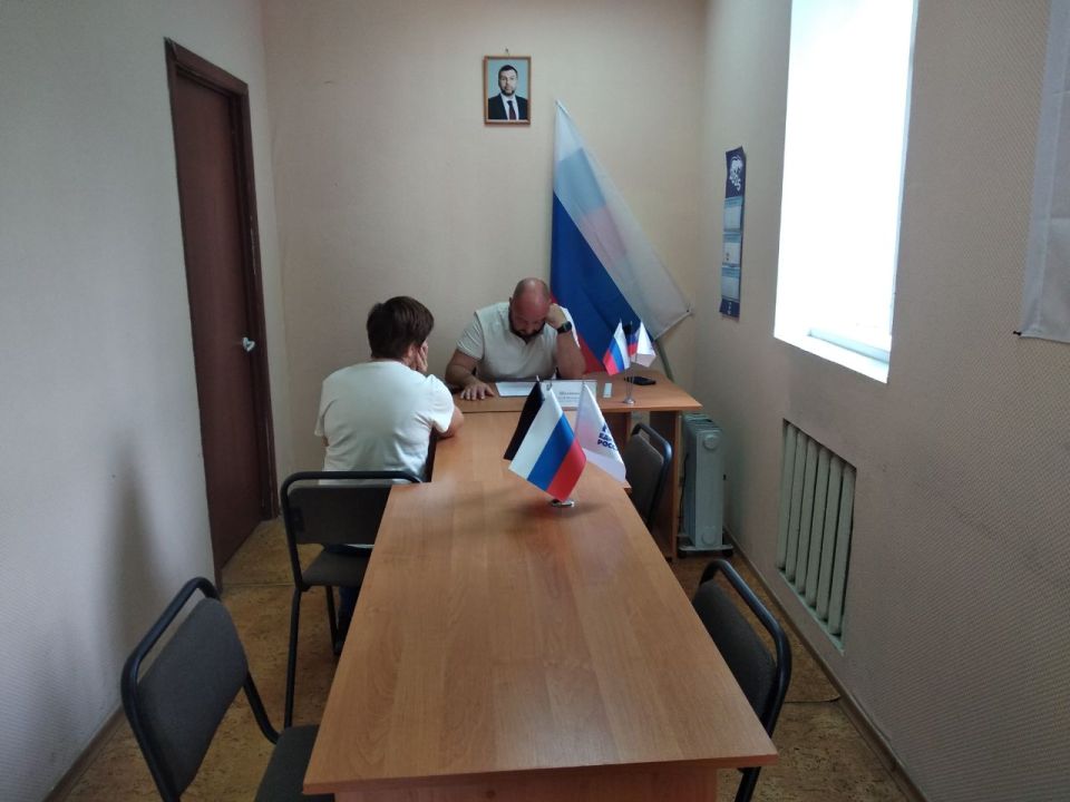 4 августа, депутат Макеевского городского совета Сергей Щетинин провел приём граждан в Общественной приемной Председателя партии «Единая Россия» Червоногвардейского района города Макеевки 4 августа, депутат Макеевского городского совета Сергей Щетинин провел приём граждан в Общественной приемной Председателя партии «Единая Россия» Червоногвардейского района города Макеевки