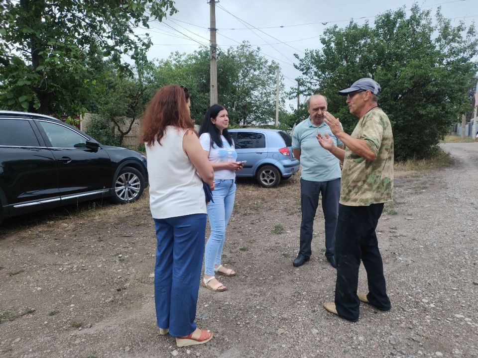 Сегодня, 4 августа, депутат Макеевского городского совета Александр Подгорный, провел встречу с населением на подведомственной территории по ул. Рылеева 19