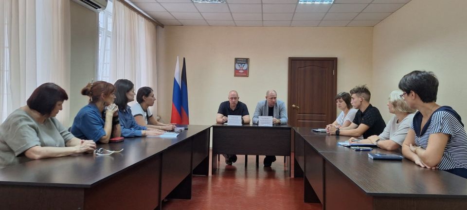 4 августа встречу с трудовым коллективом Управы Советского внутригородского района Администрации городского округа Макеевка провел заместитель главы Администрации городского округа Макеевка Евгений Марченко