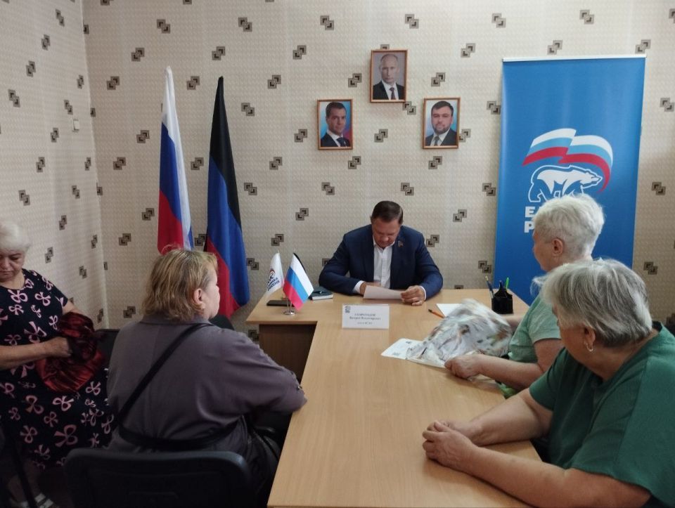 Сегодня 4 августа 2025 года провел прием граждан в Общественной приемной Председателя партии "Единая Россия" Дмитрия Медведева в Центрально-городском районе г.о. Макеевка