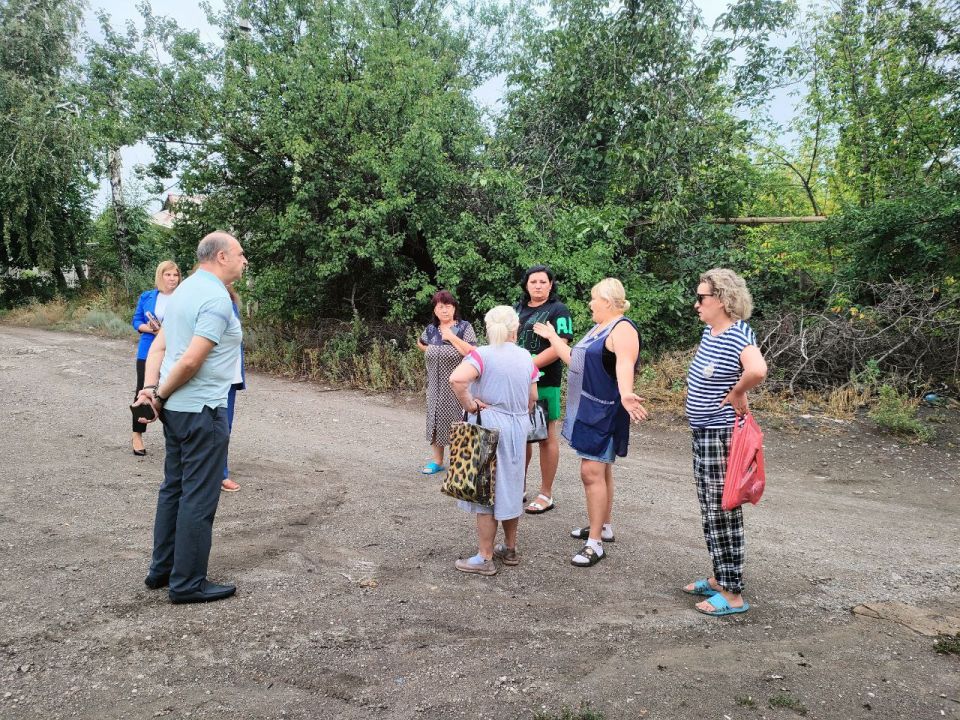 Сегодня, 4 августа, депутат Макеевского городского совета Александр Подгорный, провел встречу с населением на подведомственной территории по ул. Сакко и Ванцетти 23