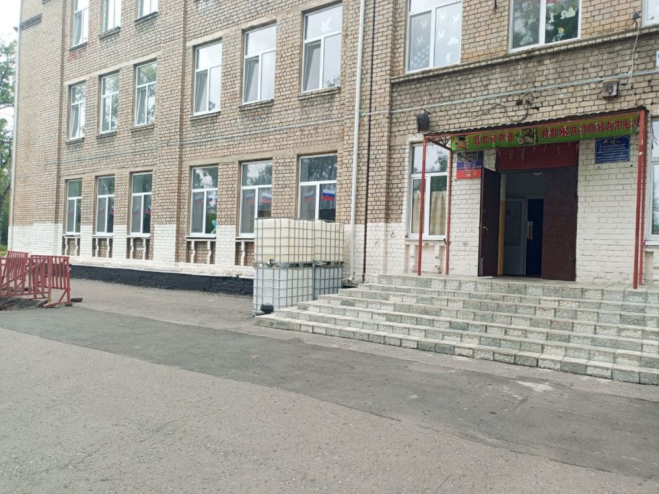 С целью обеспечения населения водой в Червоногвардейском внутригородском районе города Макеевки осуществляется работы по установке 1-кубовых ёмкостей в количестве 6 штук для разбора технической воды по адресу: ул.... С целью обеспечения населения водой в Червоногвардейском внутригородском районе города Макеевки осуществляется работы по установке 1-кубовых ёмкостей в количестве 6 штук для разбора технической воды по адресу: ул....