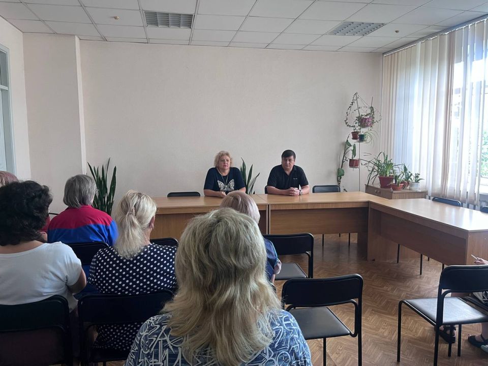 5 августа заместитель руководителя Управы Центрально-Городского района Лариса Онищенко совместно с депутатом Народного Совета Василием Перцевым провели встречу с населением в Центре почтовой связи города Макеевка ГУП ДНР... 5 августа заместитель руководителя Управы Центрально-Городского района Лариса Онищенко совместно с депутатом Народного Совета Василием Перцевым провели встречу с населением в Центре почтовой связи города Макеевка ГУП ДНР...