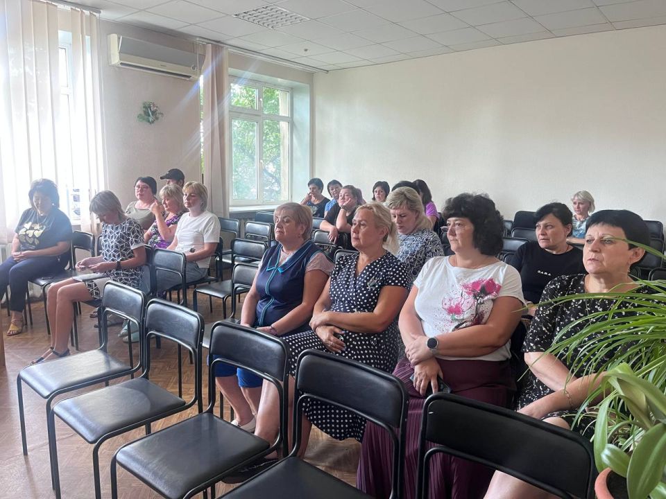 5 августа заместитель руководителя Управы Центрально-Городского района Лариса Онищенко совместно с депутатом Народного Совета Василием Перцевым провели встречу с населением в Центре почтовой связи города Макеевка ГУП ДНР...