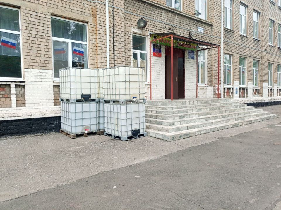 С целью обеспечения населения водой в Червоногвардейском внутригородском районе города Макеевки осуществляется работы по установке 1-кубовых ёмкостей в количестве 6 штук для разбора технической воды по адресу: ул.... С целью обеспечения населения водой в Червоногвардейском внутригородском районе города Макеевки осуществляется работы по установке 1-кубовых ёмкостей в количестве 6 штук для разбора технической воды по адресу: ул....