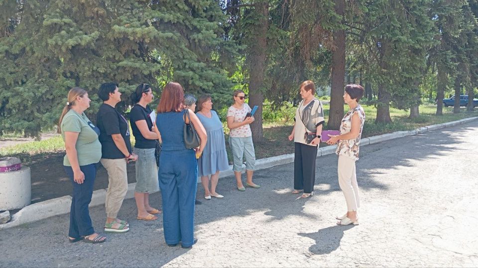 6 августа заместитель главы Администрации городского округа Макеевка Ирина Лях провела встречу с жителями на подведомственной территории возле здания МБУ «Городской дворец им. В.Г. Кирсановой»