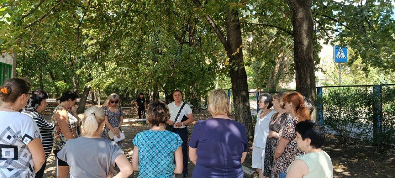 6 августа, депутат Макеевского городского совета первого созыва Андрей Зотеев провел встречи с жителями по адресам: ул. Ломоносова, д. 2А, микрорайон Магистральный, дд. 9, 3 6 августа, депутат Макеевского городского совета первого созыва Андрей Зотеев провел встречи с жителями по адресам: ул. Ломоносова, д. 2А, микрорайон Магистральный, дд. 9, 3
