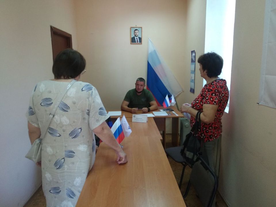 6 августа депутат Народного совета ДНР первого созыва Александр Камышов провёл приём граждан в Общественной приемной Председателя партии «Единая Россия» Червоногвардейского района городского округа Макеевка