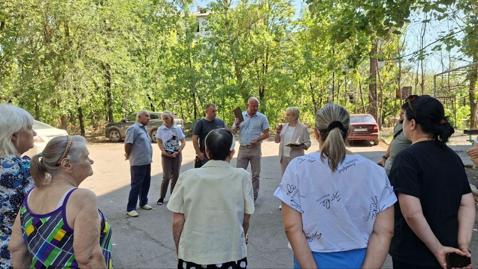 Состоялась встреча депутата Народного совета ДНР Юлии Крюковой и первого заместителя Управы Горняцкого внутригородского района Максима Козловского с жителями улицы Шишкина