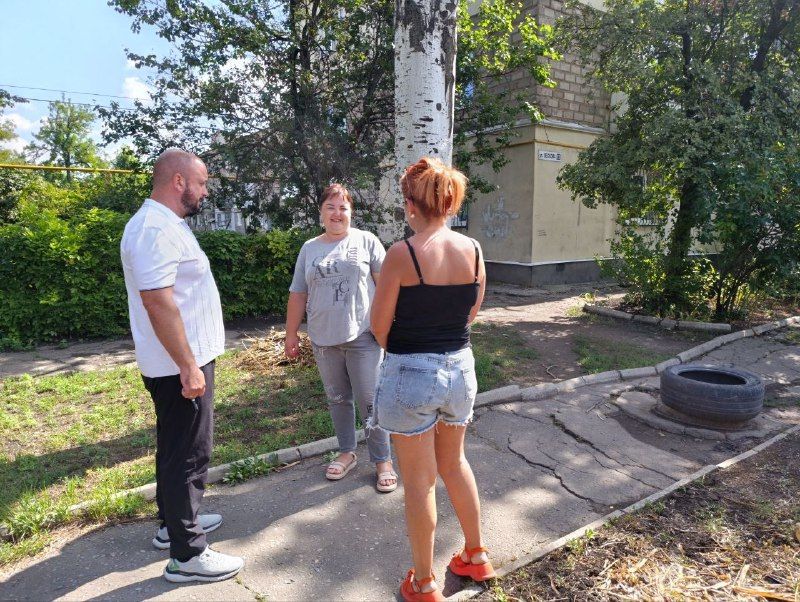 5 августа в Червоногвардейском районе депутат Макеевского городского совета Сергей Щетинин провел встречу с жителями жилого массива Калинина во дворе д. 13 по улице Лескова