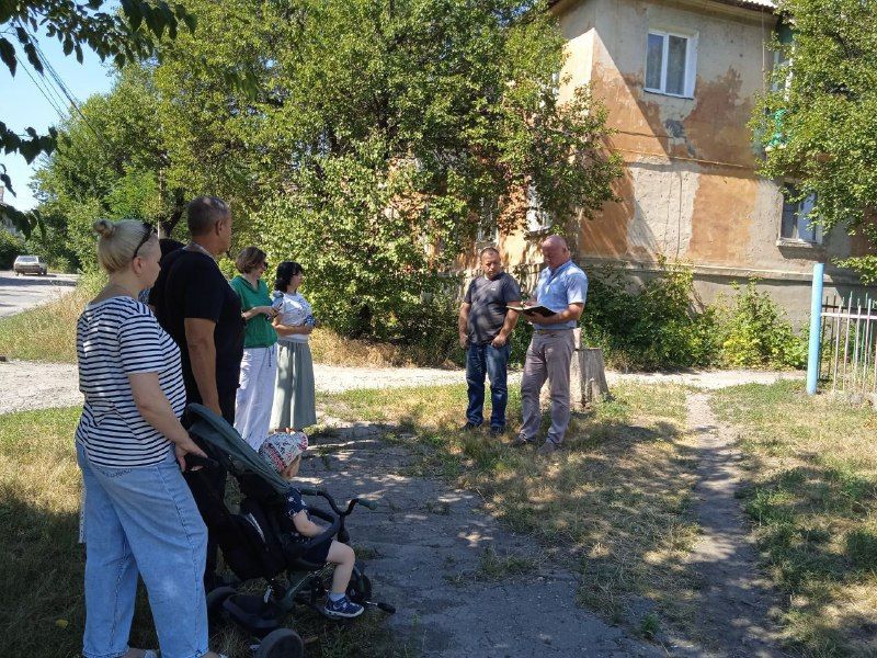 7 августа депутат Макеевского городского совета ДНР первого созыва Нателла Джоджишвили провела встречу с жителями жилого массива Горького возле дома № 1 по улице Кошевого 7 августа депутат Макеевского городского совета ДНР первого созыва Нателла Джоджишвили провела встречу с жителями жилого массива Горького возле дома № 1 по улице Кошевого