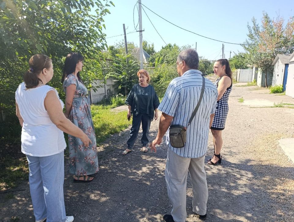 7 августа депутат Макеевского городского совета ДНР первого созыва Нателла Джоджишвили провела встречу с жителями жилого массива Горького возле дома № 1 по улице Кошевого