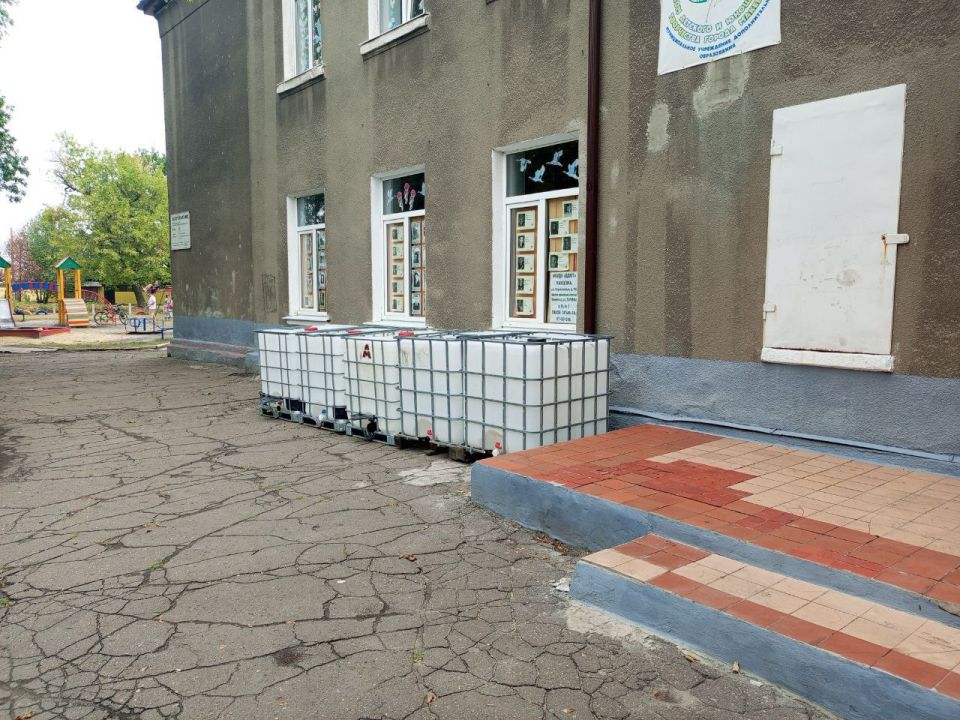 Вместе с Главой ДНР Денисом Пушилиным продолжаем борьбу за воду: ежедневно в Червоногвардейском районе ведётся установка ёмкостей разного объема Вместе с Главой ДНР Денисом Пушилиным продолжаем борьбу за воду: ежедневно в Червоногвардейском районе ведётся установка ёмкостей разного объема