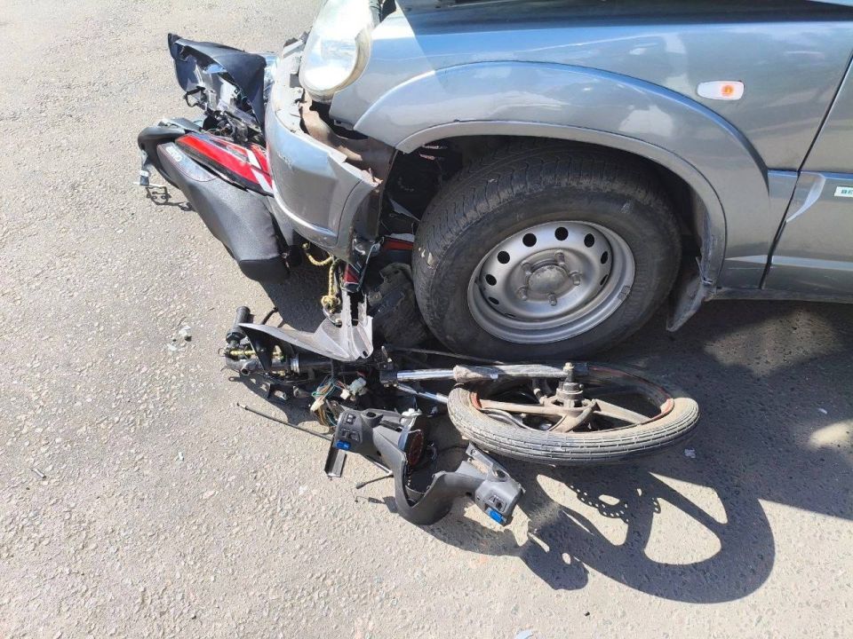 В Макеевке в ДТП пострадали два подростка на мопеде В Макеевке в ДТП пострадали два подростка на мопеде